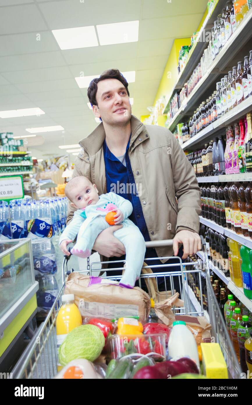 Padre e bambina shopping in supermercato Foto Stock