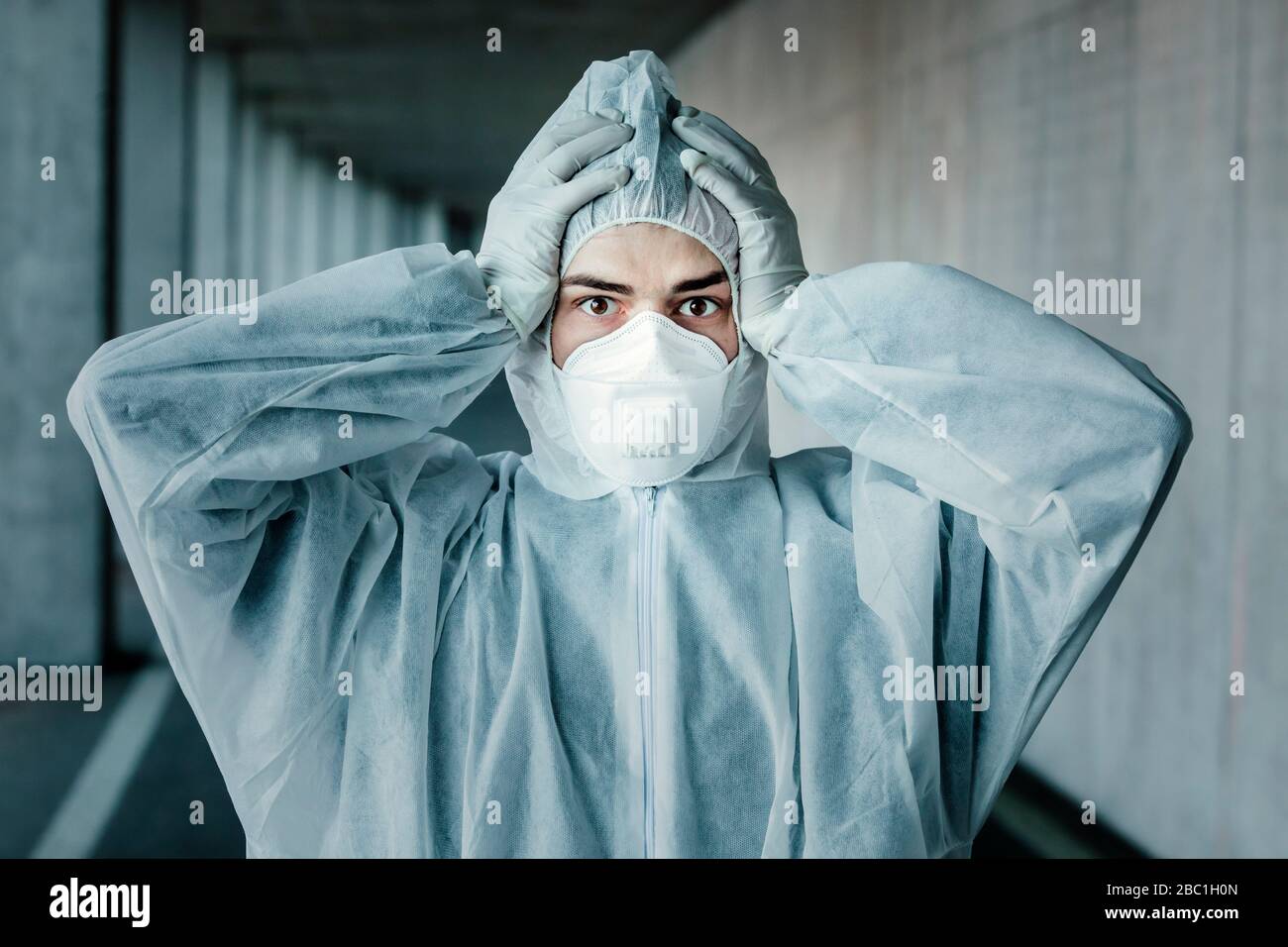 Ritratto di uomo disappaiato che indossa indumenti protettivi Foto Stock