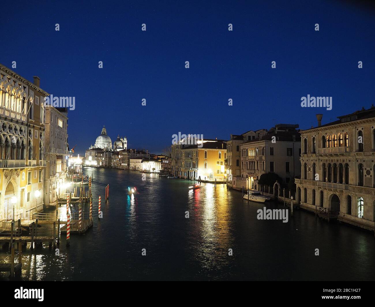 Il Canal Grande all'ultima luce della sera con la chiesa di Santa Maria della Salute, Venezia, Veneto, Italia, Europa Foto Stock