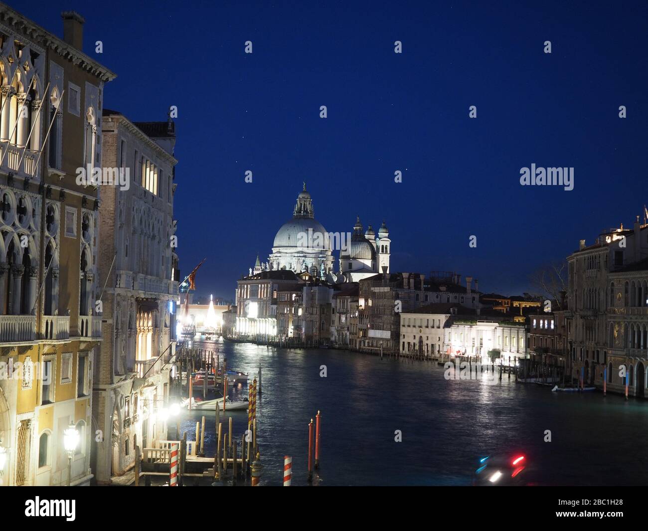 Il Canal Grande all'ultima luce della sera con la chiesa di Santa Maria della Salute, Venezia, Veneto, Italia, Europa Foto Stock