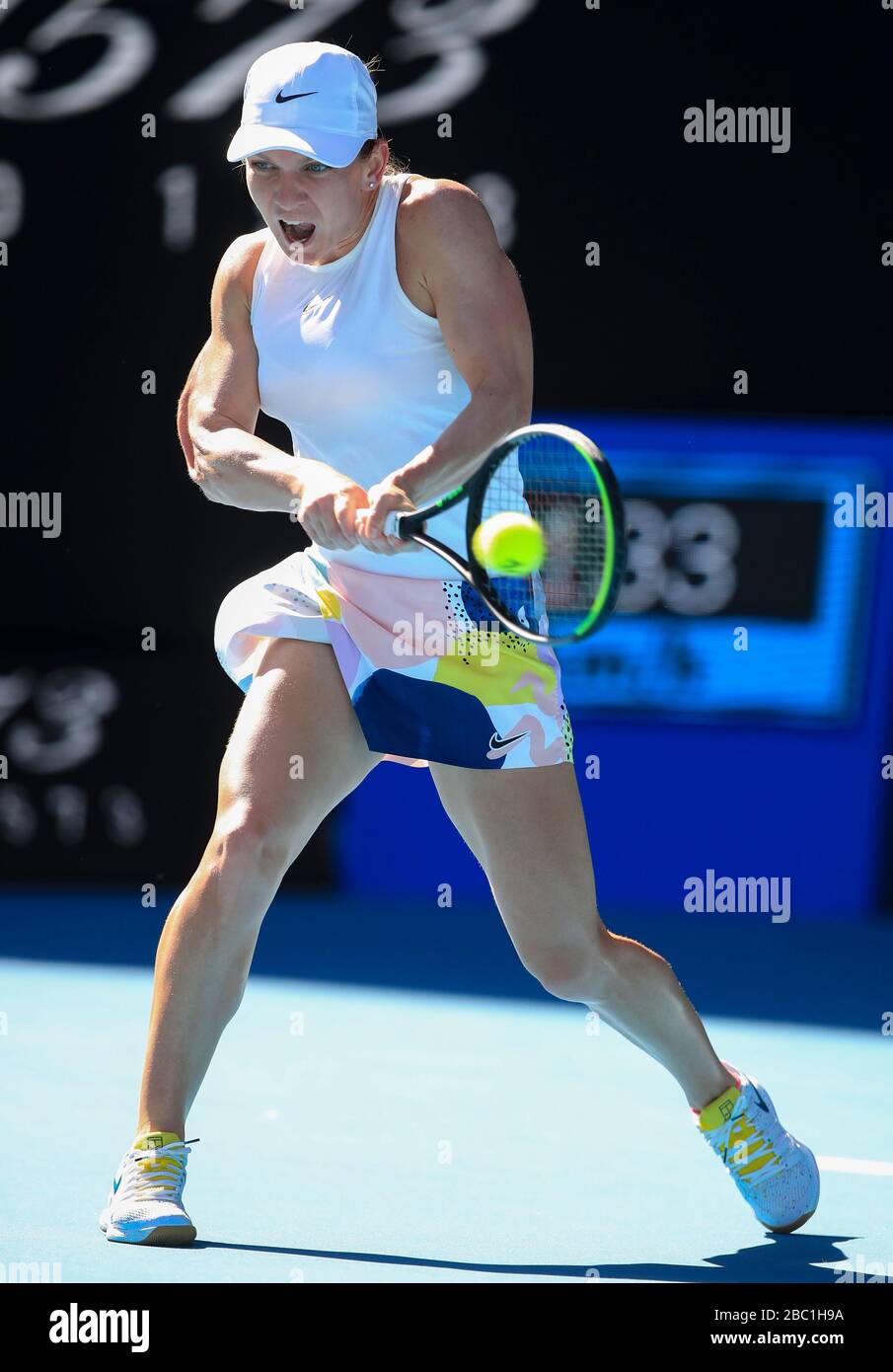 Giocatore rumeno di tennis Simona Halep che gioca un colpo di backhand nel torneo di tennis Australian Open 2020, Melbourne Park, Melbourne, Victoria, Australia Foto Stock