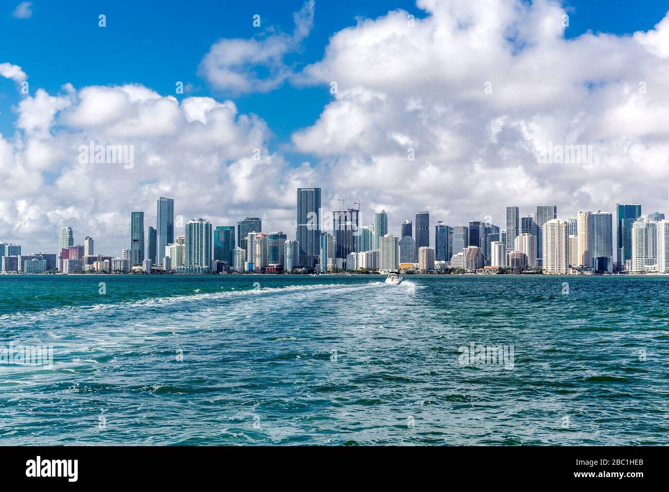 USA, Florida, skyline del centro di Miami con motoscafo sull'acqua Foto Stock