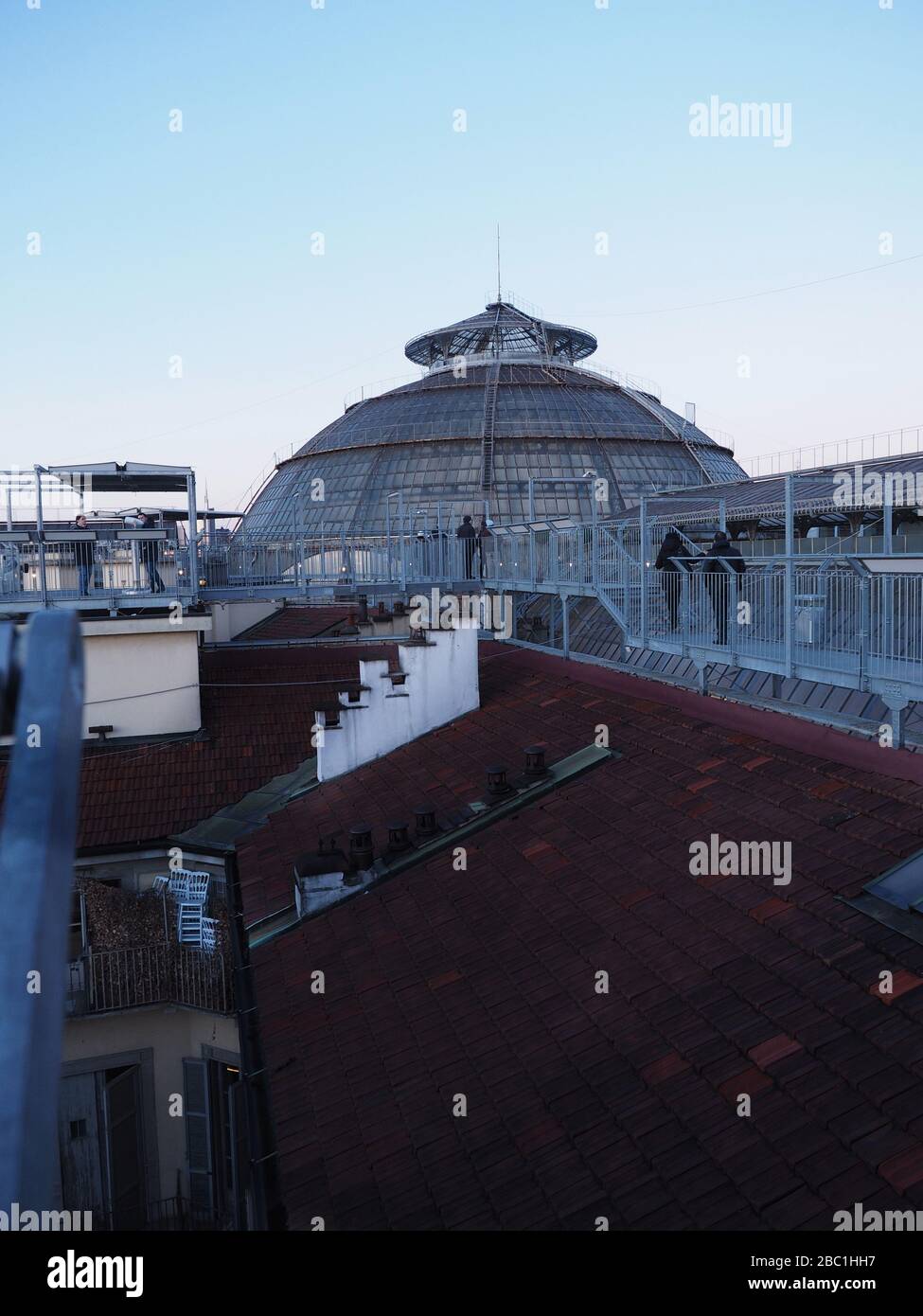 Sul tetto della Galleria Vittorio Emanuele II, Highline Walk, Piazza del Duomo, Milano, Lombardia, Italia, Europa Foto Stock