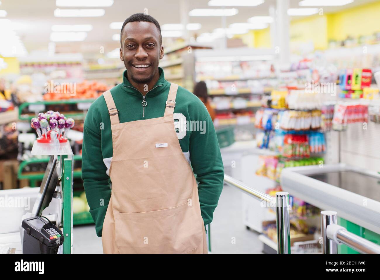 Ritratto sorridente, sicuro drogheria maschile che lavora in supermercato Foto Stock