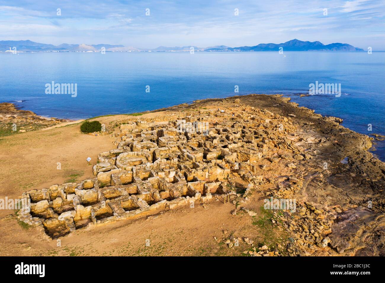Nekropole von Son Real, Punta des Fenicis bei Can Picafort, hinten Halbinsel Victoria, Drohnenaufnahme, Mallorca, Balearen, Spanien Foto Stock