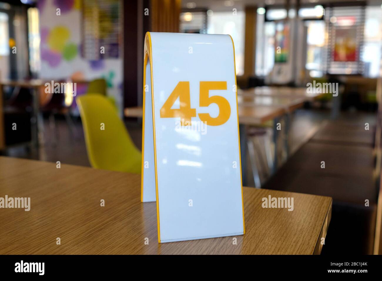 al mcdonalds. Targhetta del numero. In attesa di un piatto. Foto Stock