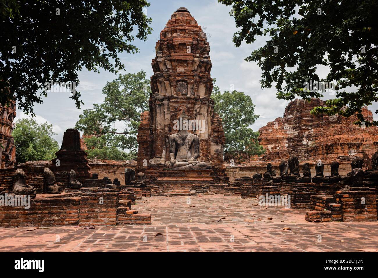 Antica statua del Buddha al tempio di Ayutthaya, Thailandia, Asia Foto Stock