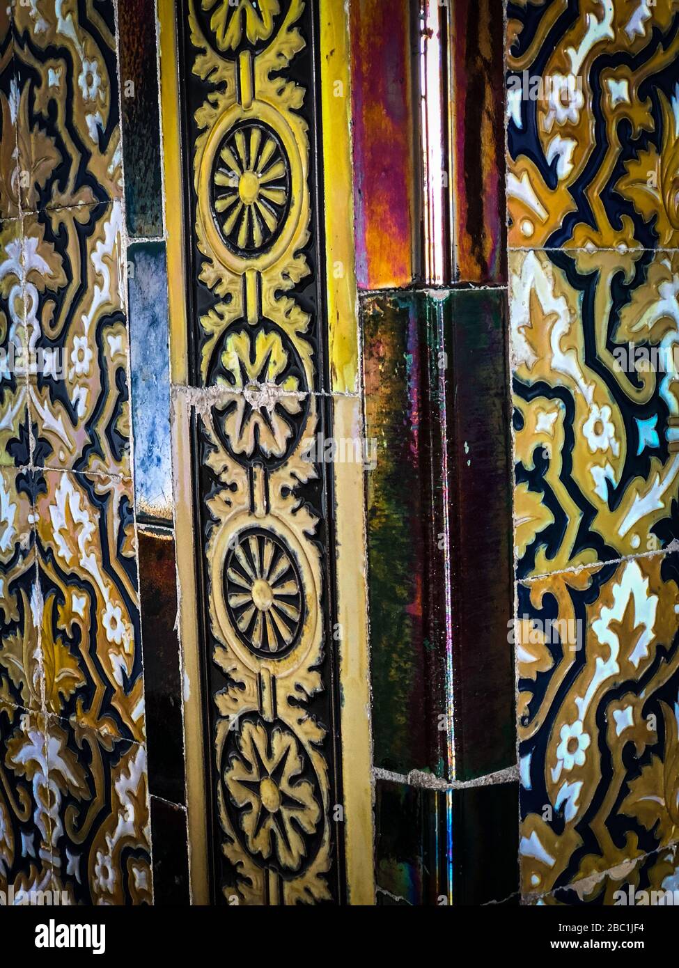vista ravvicinata del muro astratto - pietra, mattoni, architettura in legno delle pareti Foto Stock