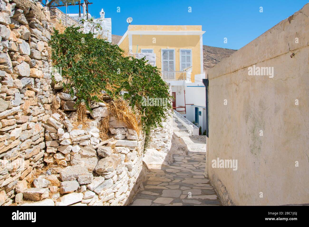 Vicolo lastricato di Ano Syros in Syros isola, Cicladi, Grecia. Vista sulla strada Foto Stock