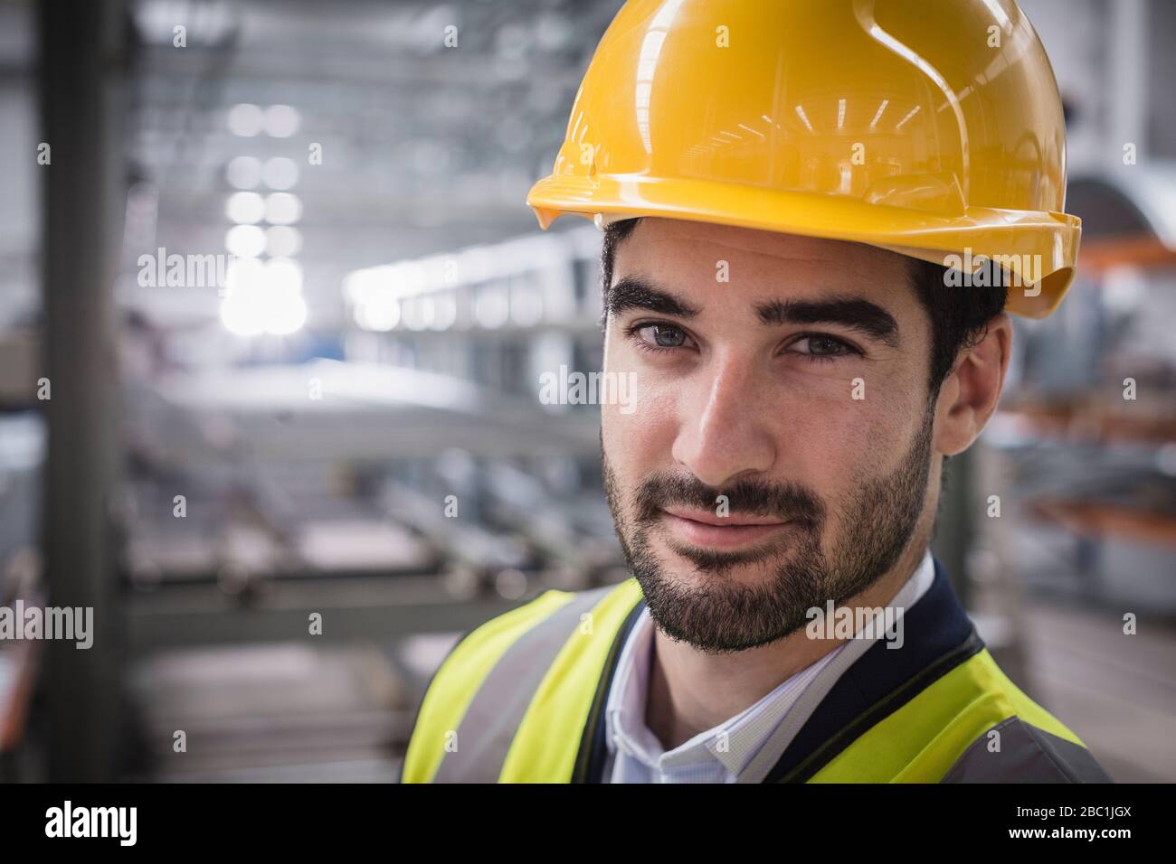 Ritratto fiducioso supervisore maschio in fabbrica Foto Stock