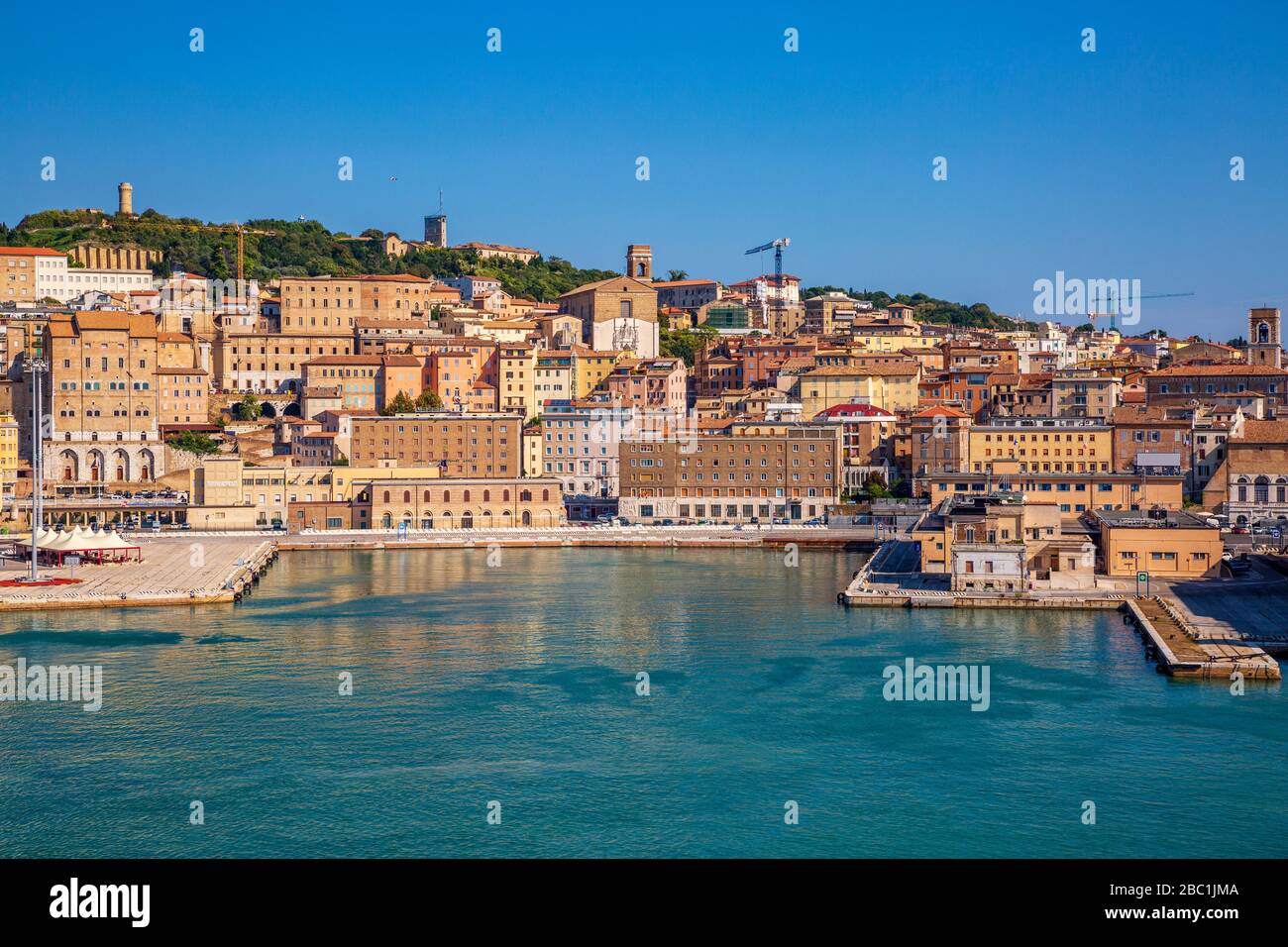Italia, Provincia di Ancona, Ancona, Lungomare della città costiera Foto Stock Italia, Provincia di Ancona, Ancona, Lungomare della città costiera Foto Stock