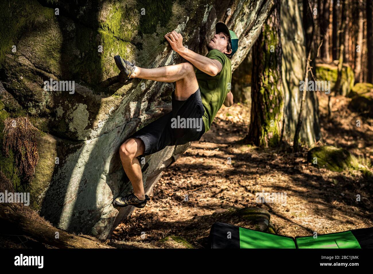 Scalatore bouldering su roccia con cenere a terra, Hochberg, Edenkoben, Renania-Palatinato, Germania Foto Stock