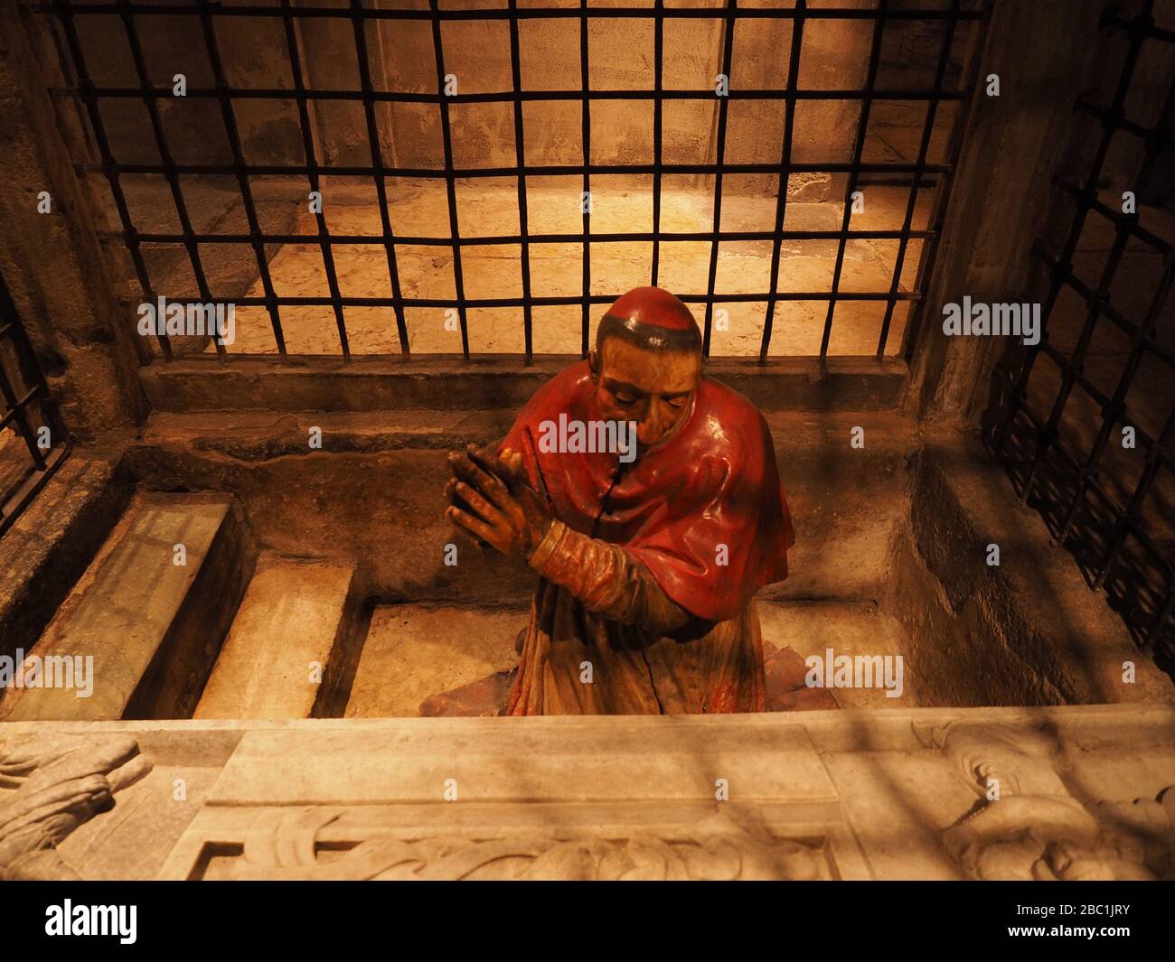 Cripta di San Sepolcro, statua di San Carlo Borromeo in preghiera, Piazza San Sepolcro, Milano, Lombardia, Italia, Europa Foto Stock