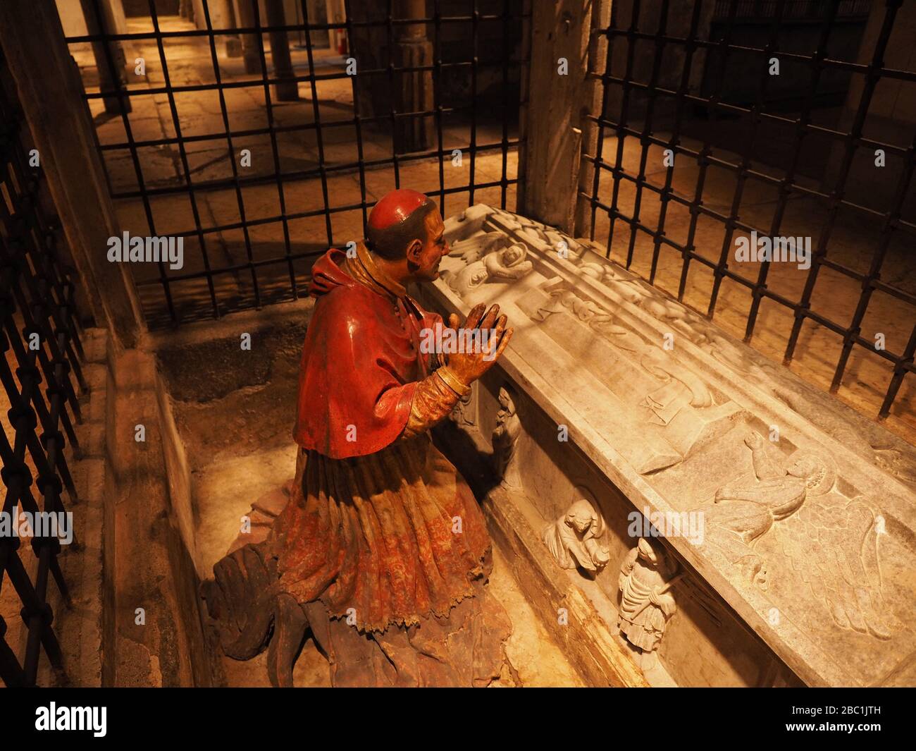 Cripta di San Sepolcro, statua di San Carlo Borromeo in preghiera, Piazza San Sepolcro, Milano, Lombardia, Italia, Europa Foto Stock