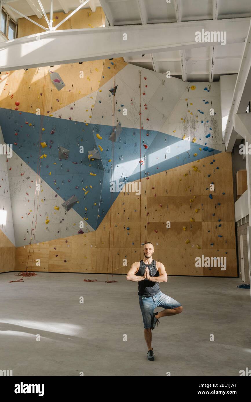 Uomo in posa yoga in palestra Foto Stock