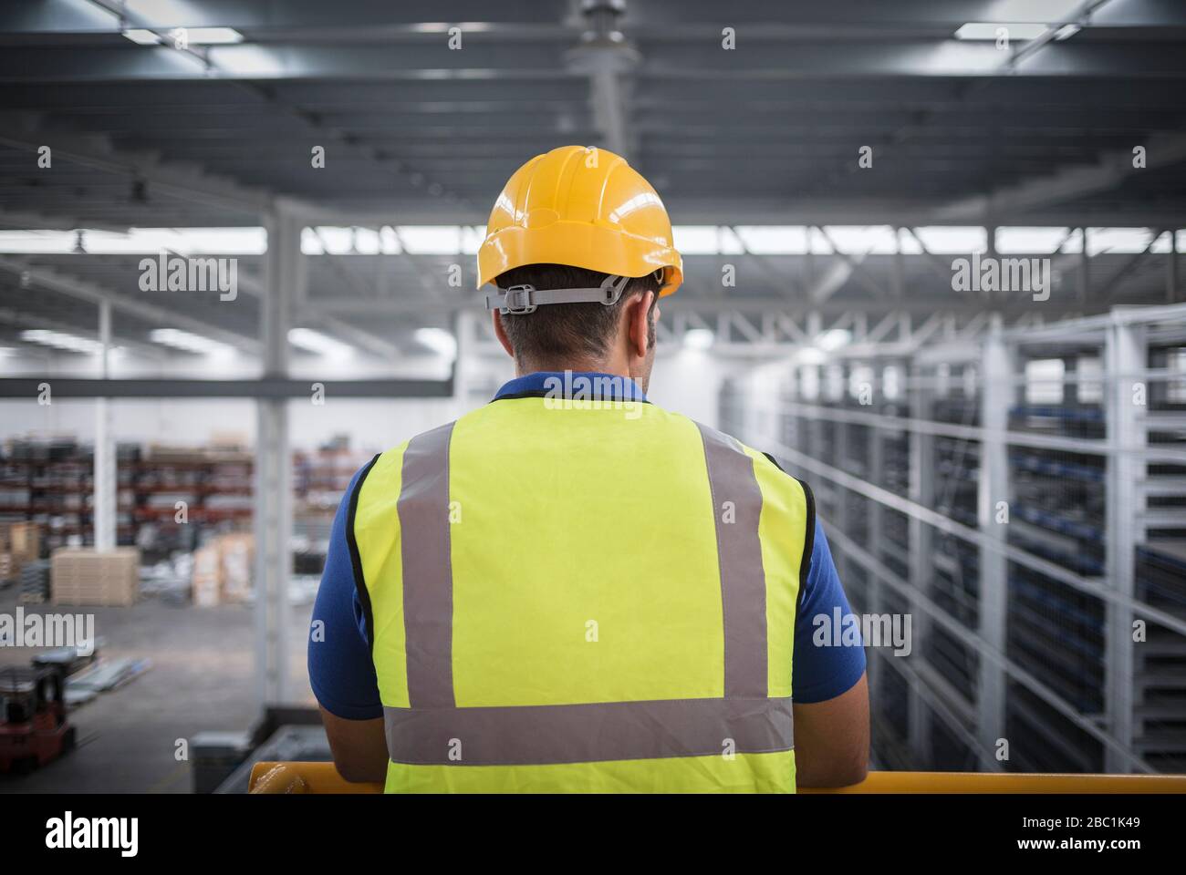 Supervisore maschile che guarda la fabbrica dalla piattaforma Foto Stock