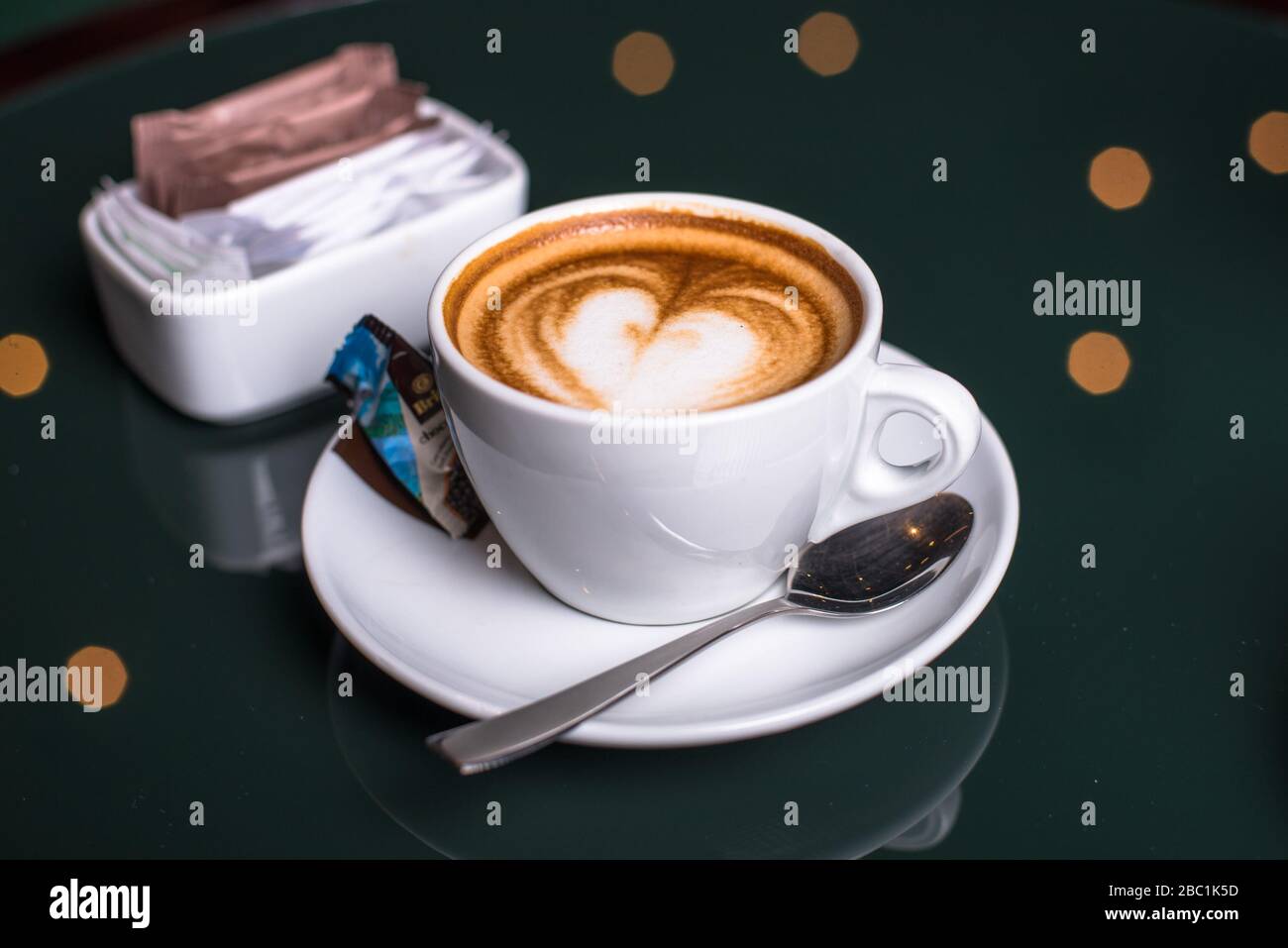 Tazza di caffè servita al tavolo del ristorante Foto Stock