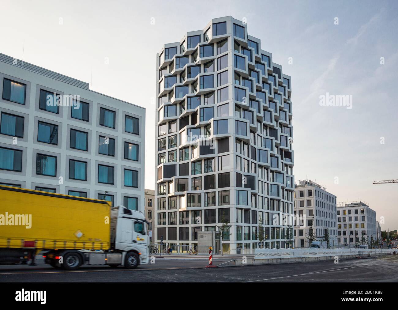 Moderno ed alto edificio residenziale a Monaco, Germania Foto Stock