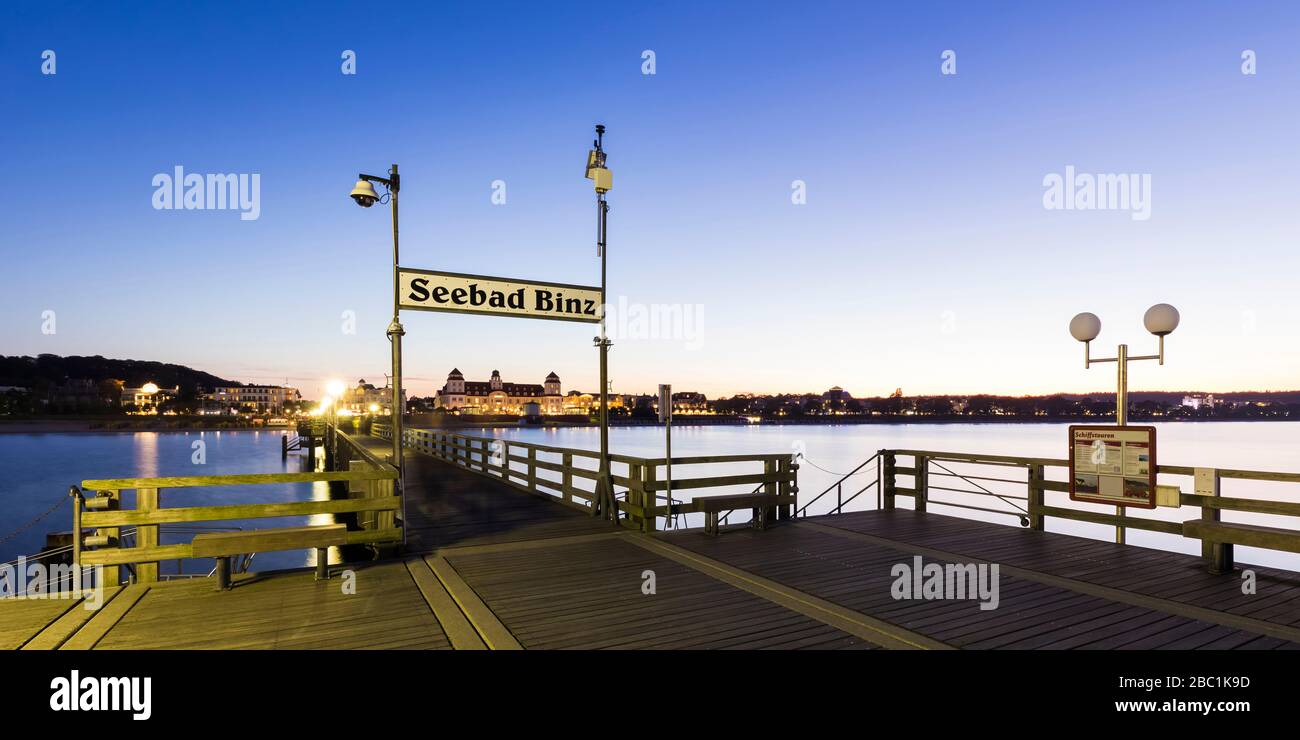 Germania, Meclemburgo-Pomerania occidentale, Isola di Rugen, Binz, Ostseebad, Molo e mare Foto Stock