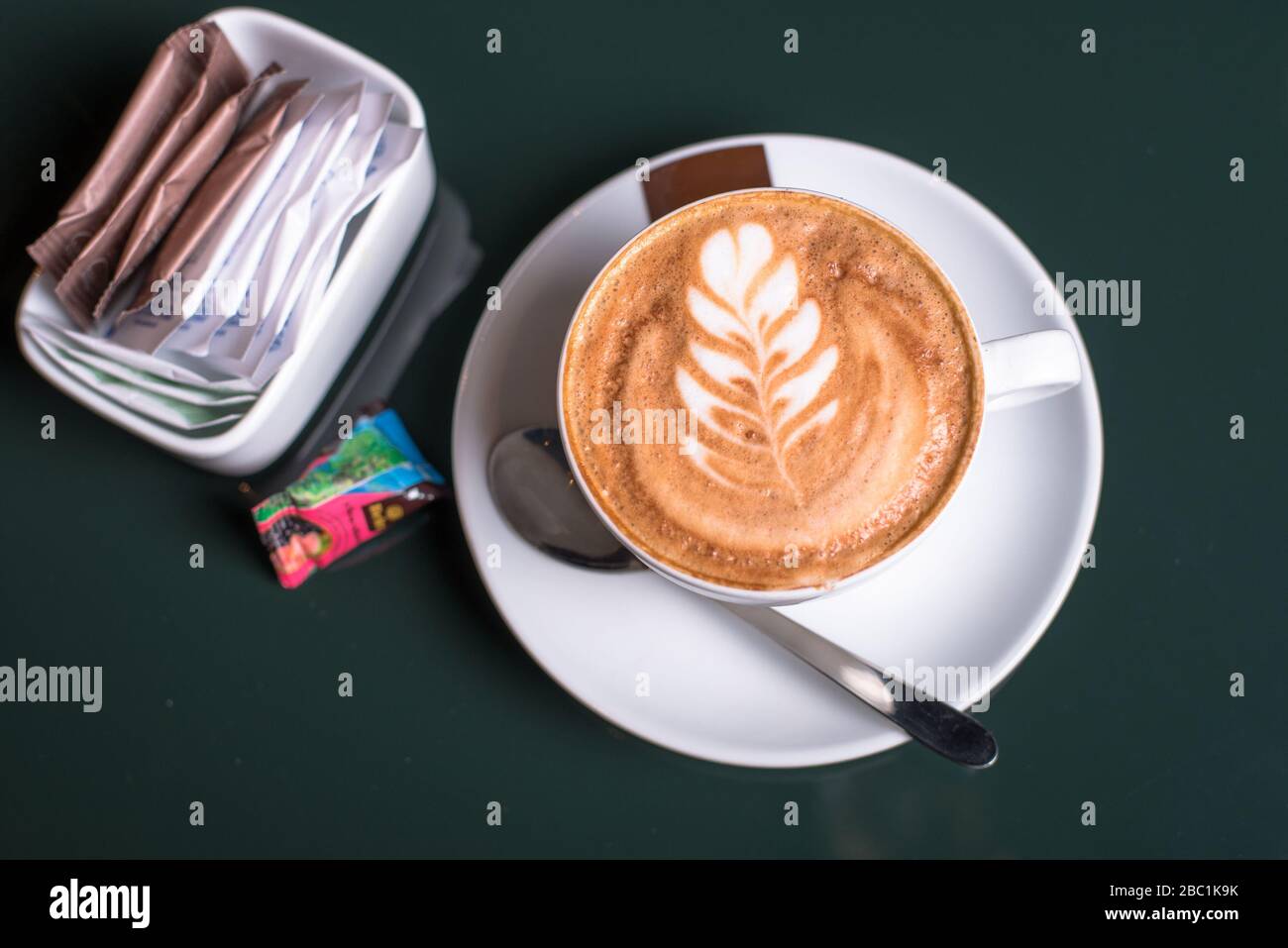 Tazza di caffè servita al tavolo del ristorante Foto Stock