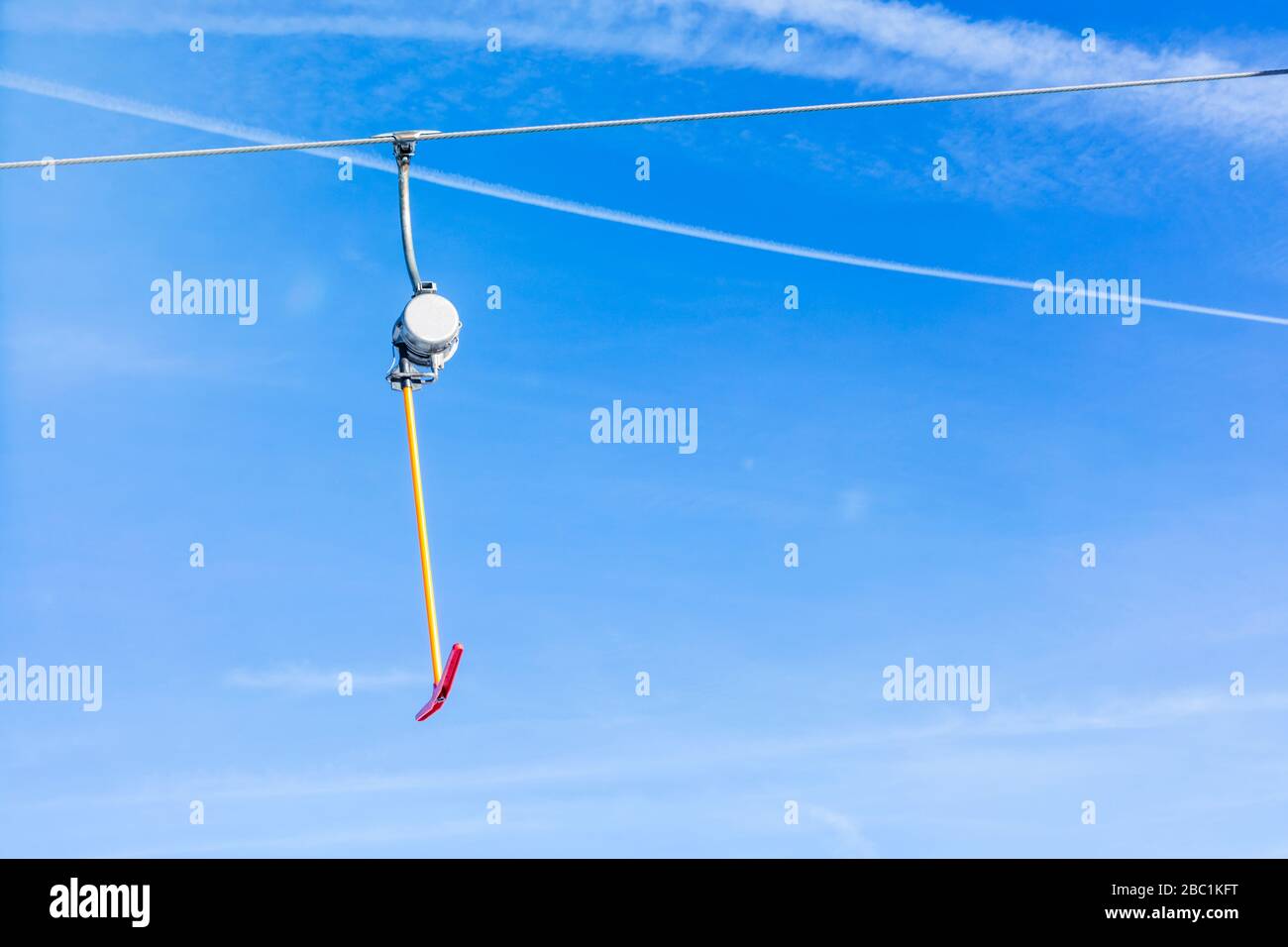 Germania, Baviera, Reit im Winkl, Ski lift handle contro il cielo Foto Stock Germania, Baviera, Reit im Winkl, Ski lift handle contro il cielo Foto Stock