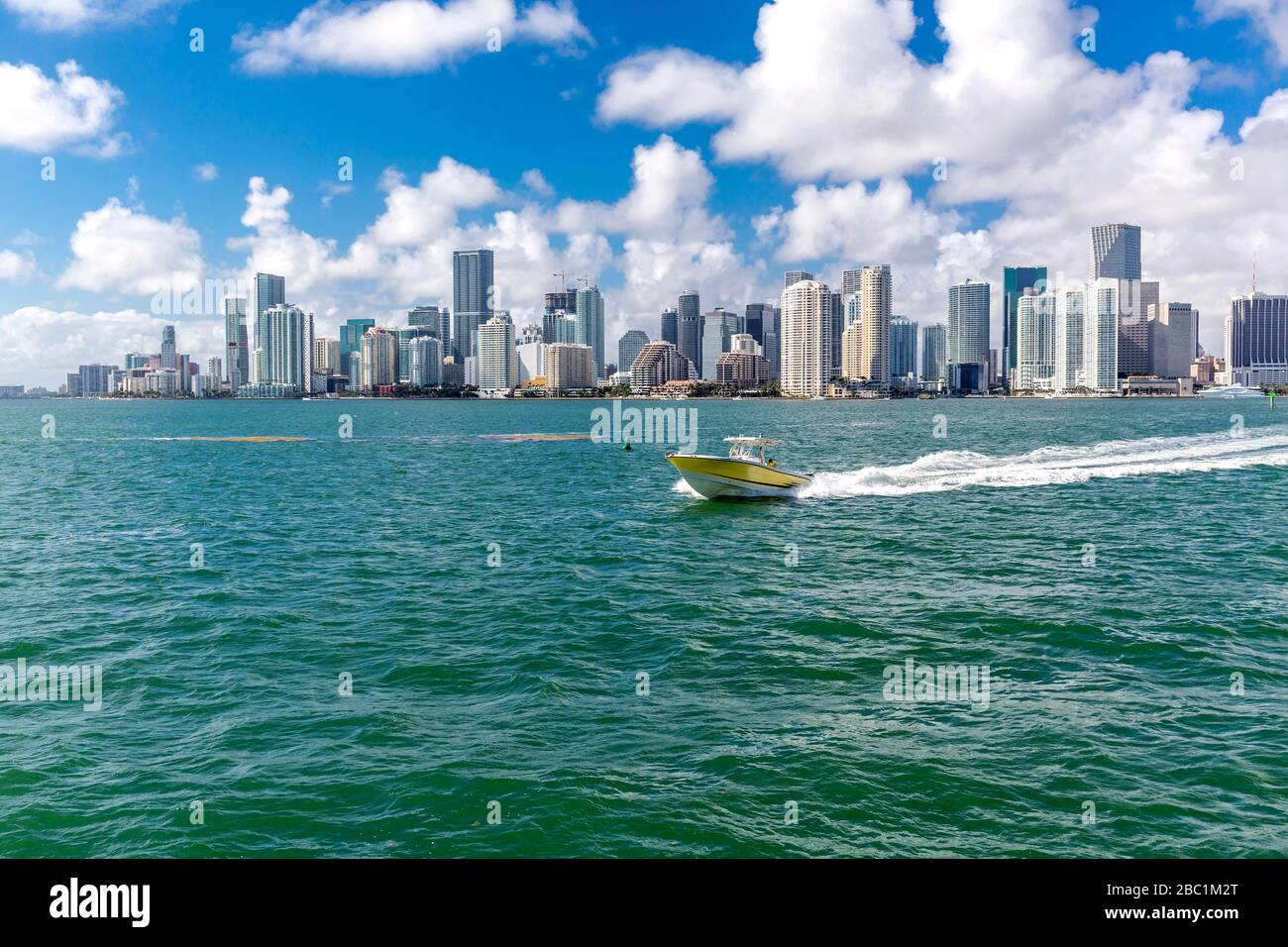 USA, Florida, skyline del centro di Miami con motoscafo sull'acqua Foto Stock