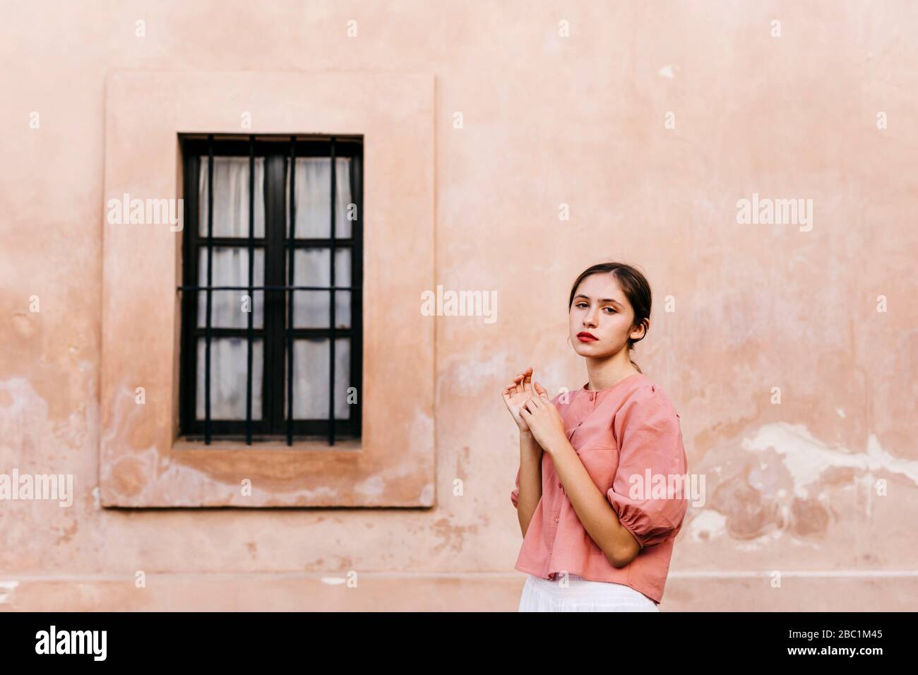 Ritratto di ragazza adolescente che indossa blusa rosa Foto Stock