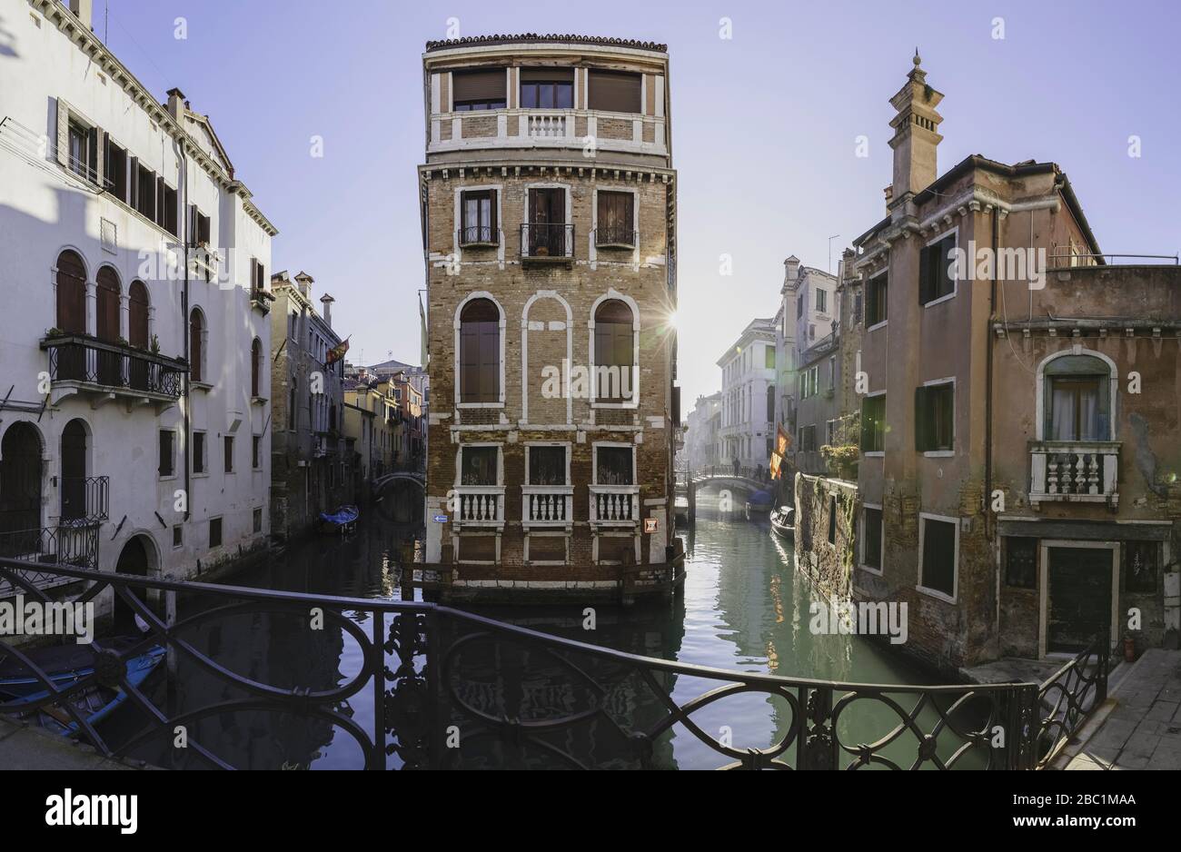 Italia, Venezia, sole illuminanti case lungo il canale veneziano Foto Stock