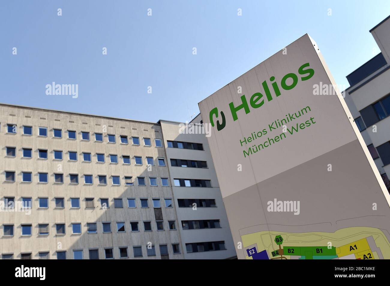 Monaco, Germania. 02nd Apr, 2020. Troppe infezioni da corona: Muenchner Helios Klinik cede le operazioni quotidiane. A causa di un gran numero di infezioni da corona tra pazienti e dipendenti, il Muenchner Klinik cede temporaneamente le normali operazioni ospedaliere. Anche la sala d'emergenza è interessata. Questo è il modo in cui le catene di infezione dovrebbero essere rotte. Colpo esterno, edificio, il 2nd aprile 2020 | utilizzo in tutto il mondo credito: dpa/Alamy Live News Foto Stock