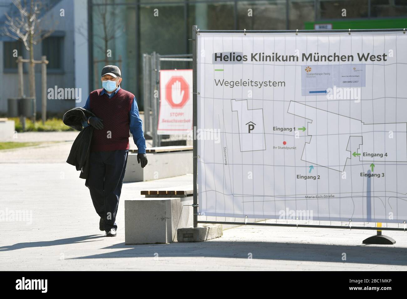 Monaco, Germania. 02nd Apr, 2020. Troppe infezioni da corona: Muenchner Helios Klinik cede le operazioni quotidiane. A causa di un gran numero di infezioni da corona tra pazienti e dipendenti, il Muenchner Klinik cede temporaneamente le normali operazioni ospedaliere. Anche la sala d'emergenza è interessata. Questo è il modo in cui le catene di infezione dovrebbero essere rotte. Un uomo esce dall'ospedale con una maschera protettiva e facciale il 2nd aprile 2020. | utilizzo credito mondiale: dpa/Alamy Live News Foto Stock