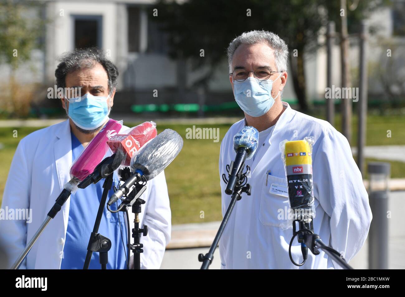 Da sinistra: Dr. MED Reza GHOTBI (chirurgia vascolare del medico principale) e Dr. MED. Wolfgang Gesierich (Chief Physician Clinic for Pneumology Lung Center Muenchen West) parla con maschere protettive, maschera facciale nei microfoni dei rappresentanti dei media presenti il 2nd aprile 2020. Troppe infezioni da corona: Muenchner Helios Klinik cede le operazioni quotidiane. A causa di un gran numero di infezioni da corona tra pazienti e dipendenti, il Muenchner Klinik cede temporaneamente le normali operazioni ospedaliere. Anche la sala d'emergenza è interessata. Questo è il modo in cui le catene di infezione dovrebbero essere rotte. | uso worldwid Foto Stock