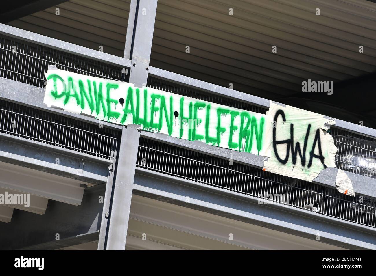 Monaco, Germania. 02nd Apr, 2020. Troppe infezioni da corona: Muenchner Helios Klinik cede le operazioni quotidiane. A causa di un gran numero di infezioni da corona tra pazienti e dipendenti, il Muenchner Klinik cede temporaneamente le normali operazioni ospedaliere. Anche la sala d'emergenza è interessata. Questo è il modo in cui le catene di infezione dovrebbero essere rotte. Un banner, banner, banner GRAZIE ALLEN HELPER GWA si blocca su un garage di parcheggio il 2nd aprile 2020. | utilizzo credito mondiale: dpa/Alamy Live News Foto Stock