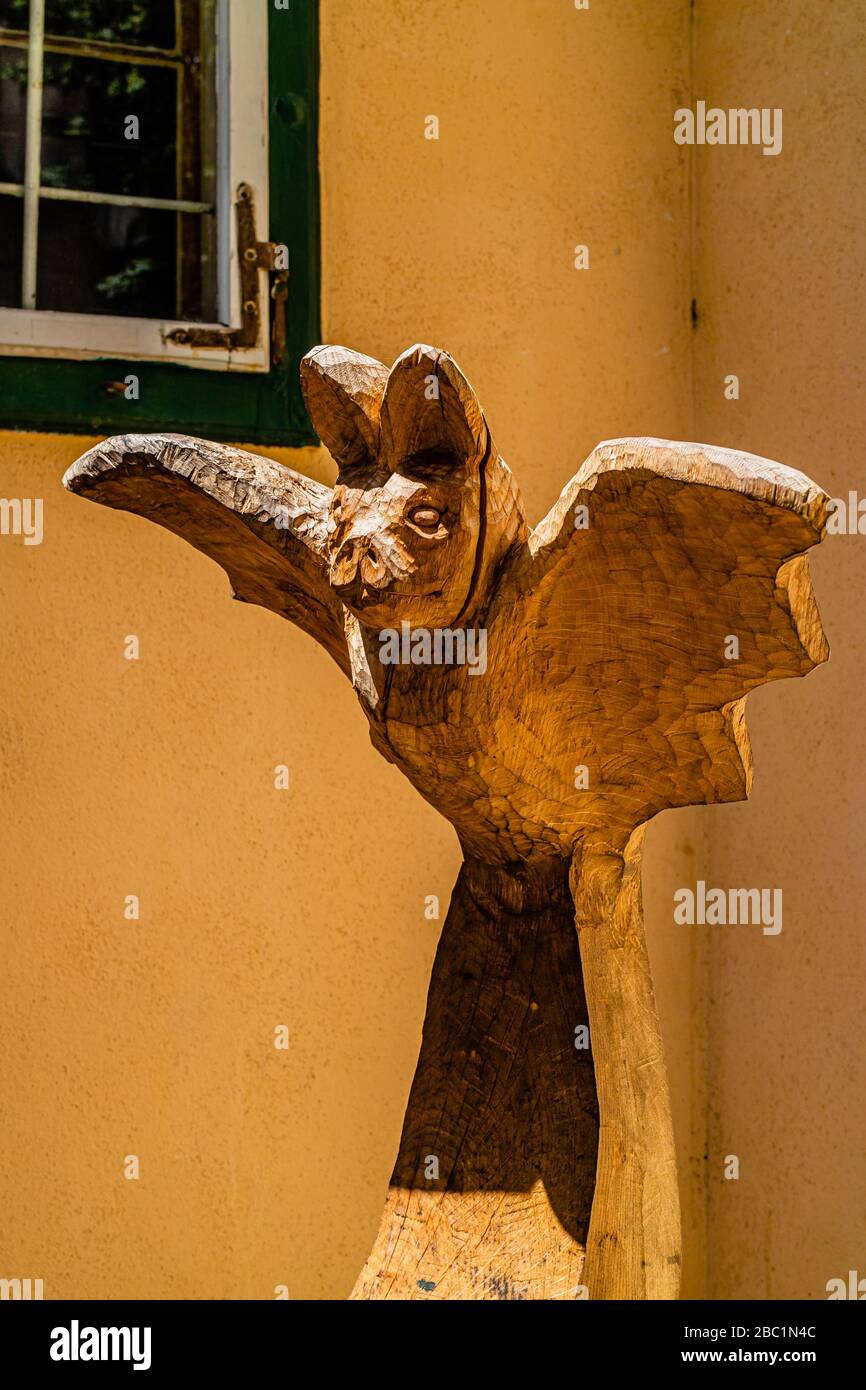 Una scultura in legno di un pipistrello al di fuori del centro artigianale tradizionale Casa Calfelor a Sibiu, Transilvania, Romania. Giugno 2017. Foto Stock