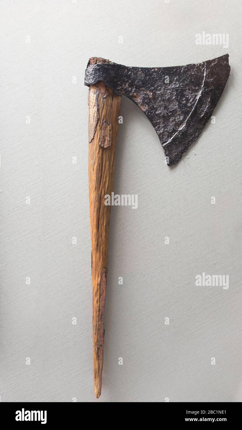 Dublino, Irlanda - Feb 20th, 2020: Testa di ferro con manico in legno. Ascia di guerra vichinga. Museo Archeologico Nazionale d'Irlanda Foto Stock
