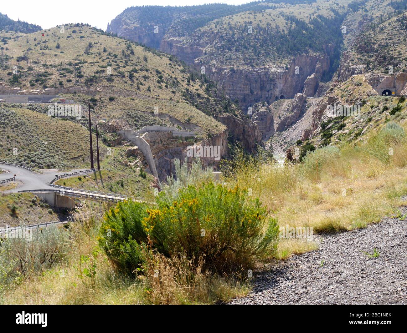 Vista delle montagne e delle scogliere con ponti al tunnel Buffalo Bill nel Wyoming. Foto Stock