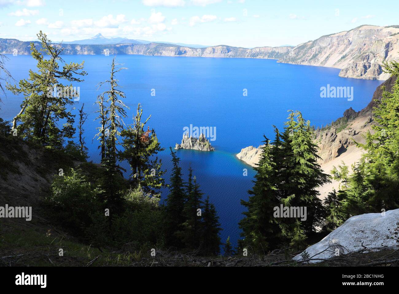 Phantom Ship in Crater Lake - il lago più profondo degli Stati Uniti a 589 m Foto Stock