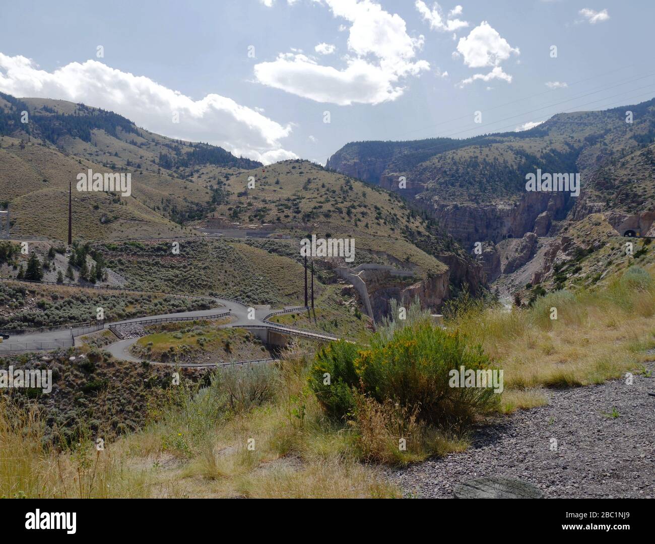 Montagne e scogliere panoramiche con ponti al tunnel Buffalo Bill nel Wyoming. Foto Stock