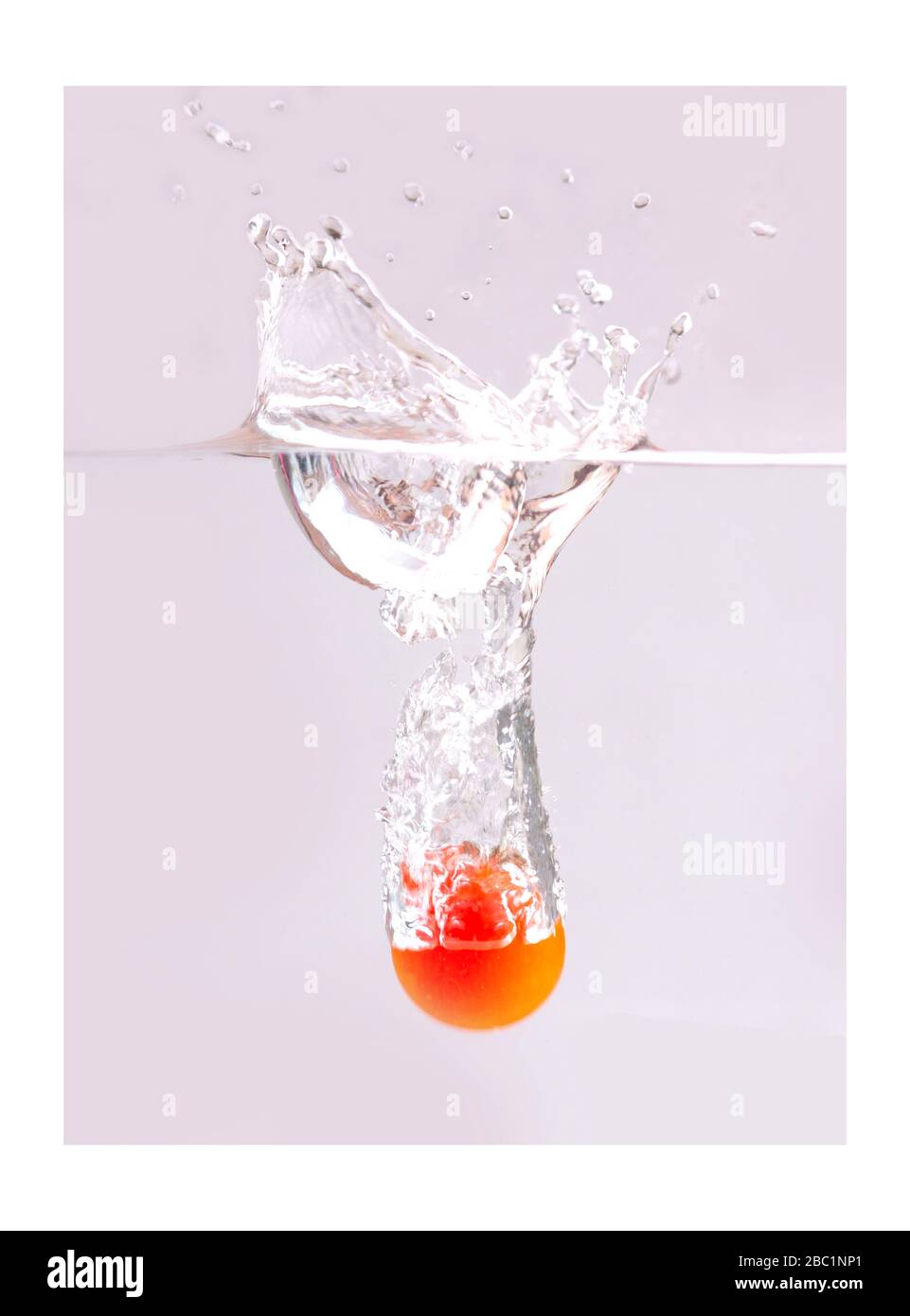 Pomodori rossi freschi in spruzzi d'acqua Foto Stock