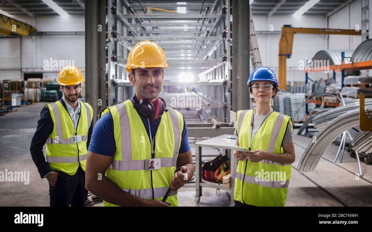 Supervisori e lavoratori sicuri del ritratto in fabbrica d'acciaio Foto Stock