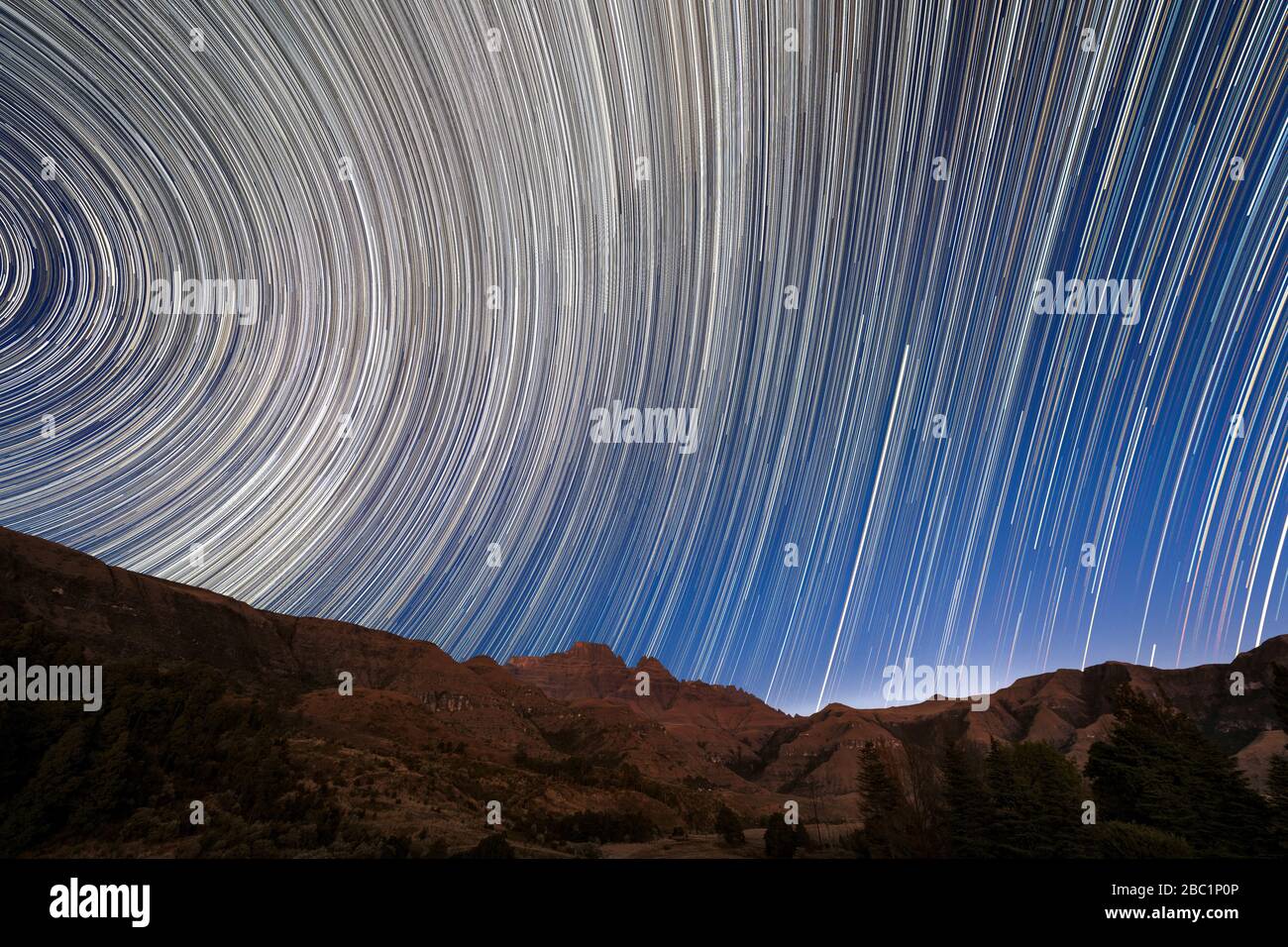 Una magica stella circolare percorso notte cielo fotografia delle stelle sopra la drammatica catena montuosa Drakensberg in Sud Africa. Foto Stock