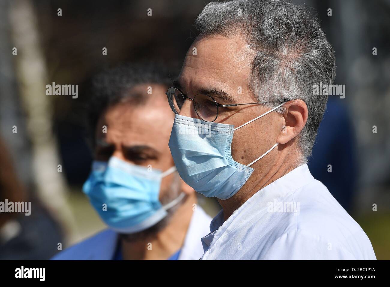 Da sinistra: Dr. MED Reza GHOTBI (chirurgia vascolare del medico principale) e Dr. MED. Wolfgang Gesierich (Chief Physician Clinic for Pneumology Lung Center Muenchen West) con maschere protettive, protezione della bocca il 2nd aprile 2020. Troppe infezioni da corona: Muenchner Helios Klinik cede le operazioni quotidiane. A causa di un gran numero di infezioni da corona tra pazienti e dipendenti, il Muenchner Klinik cede temporaneamente le normali operazioni ospedaliere. Anche la sala d'emergenza è interessata. Questo è il modo in cui le catene di infezione dovrebbero essere rotte. | utilizzo in tutto il mondo Foto Stock