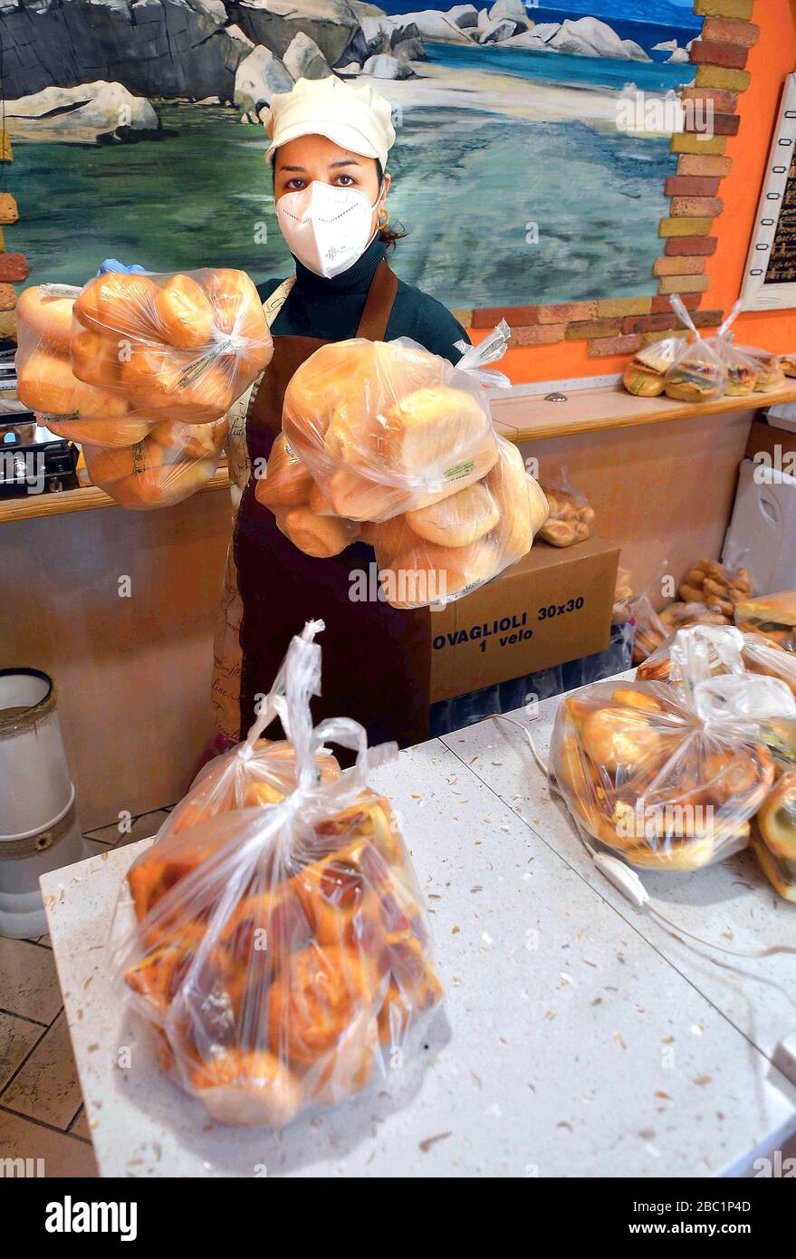 Milano, Italia. 2nd Apr 2020. Milano - Coronavirus - ogni pomeriggio a 4pm la panetteria lascia sul panchina sacchetti di pane. "Se necessario, prenderlo." Questo è il messaggio che è apparso sulle finestre di una panetteria in Piazza Lega Lombarda, a Milano. Angela Fieno voleva fare un gesto per i bisognosi dandogli il pane prodotto nel suo esercizio (Maurizio Maule/Fotogramma, Milano - 2020-04-02) p.s. la foto e' utilizabile nel rispetto del manifesto in cui e' stata scattata, e senza intesto diffusatorio del decoro delle persone presentato credito: Agenzia fotografica indipendente Srl/Alamy Live News Foto Stock