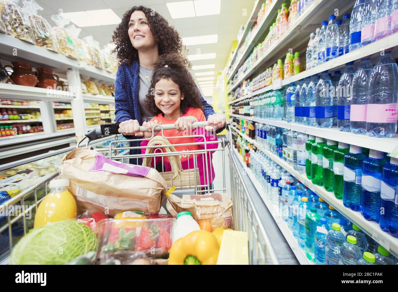 Madre e figlia shopping nel supermercato Foto Stock