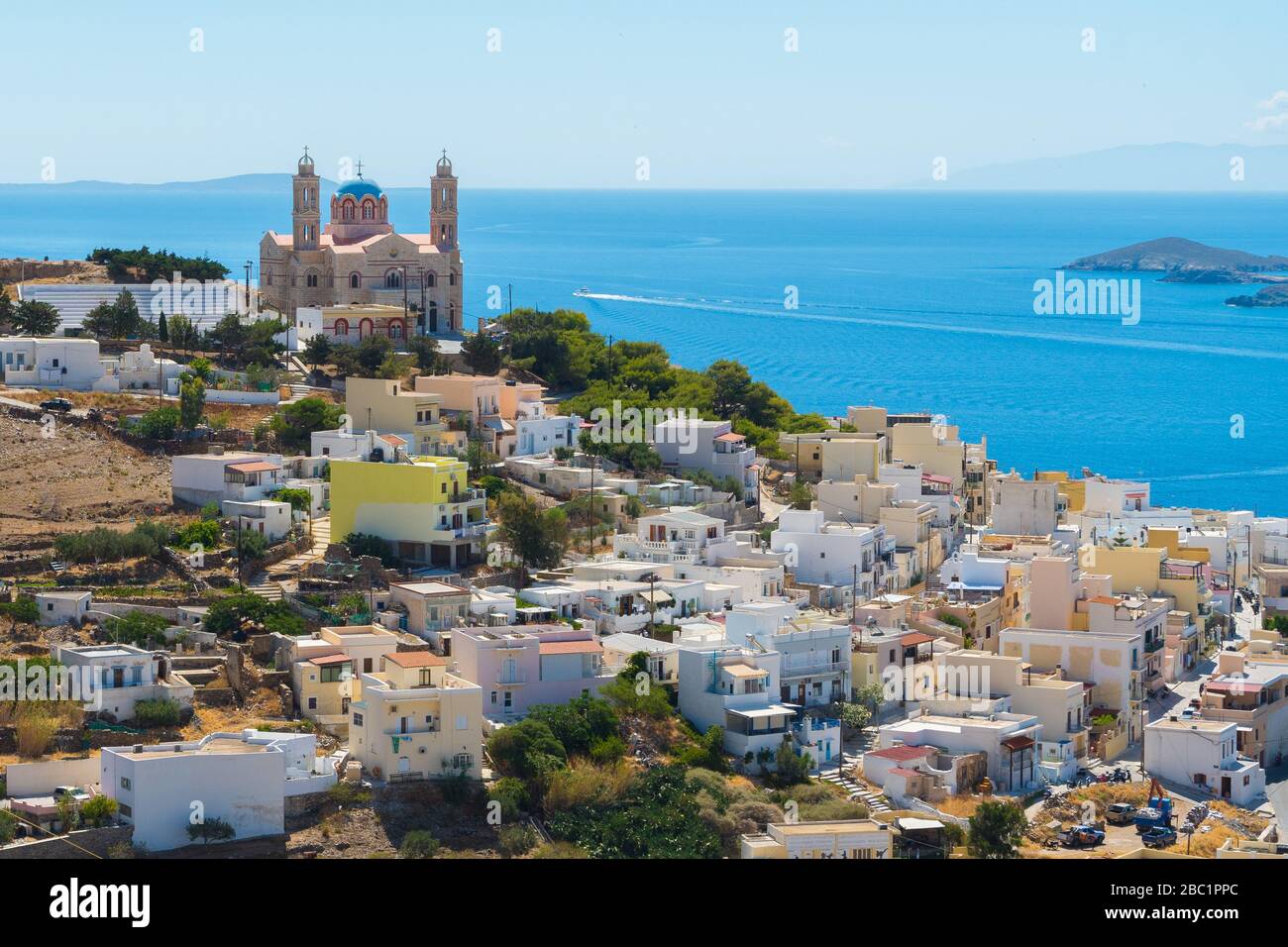 Vista panoramica della città di Ermoupoli dell'isola di Syros nelle Cicladi, Grecia. Vista dall'alto delle case colorate, il porto e la chiesa ortodossa di Anastaseos Foto Stock