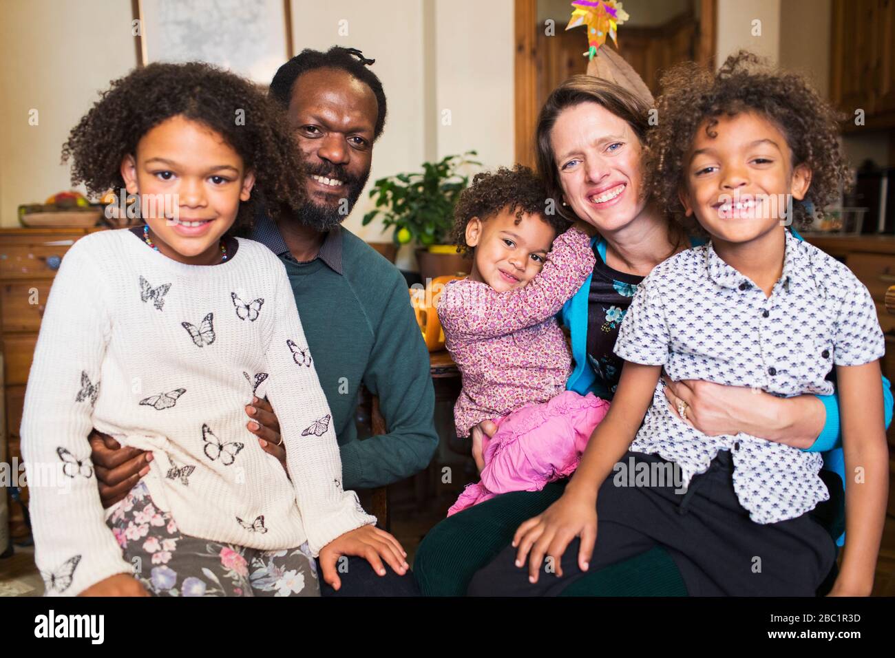 Ritratto felice famiglia multietnica Foto Stock