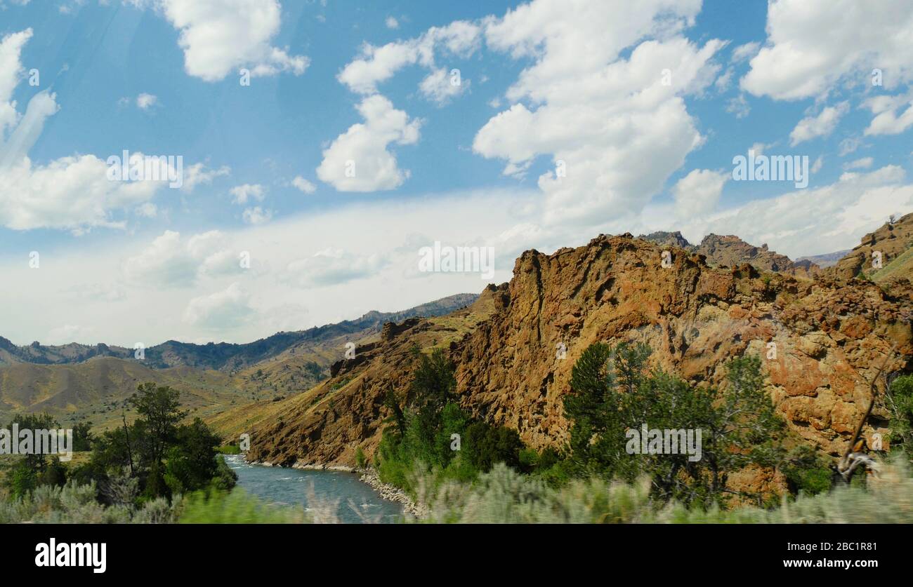 Vista panoramica delle colline frastagliate e delle montagne con il fiume Shoshone nel Wyoming. Foto Stock