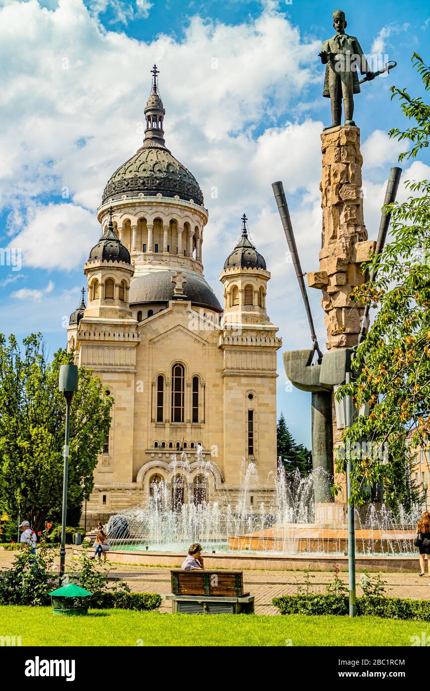 Parco con la statua di Avram Iancu e dietro di essa la Cattedrale dell'Assunzione Ortodossa. Piata Avram Iancu, Cluj-Napoca, Romania. Giugno 2017. Foto Stock