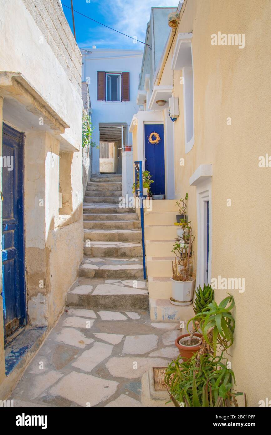 Vicolo lastricato di Ano Syros in Syros isola, Cicladi, Grecia. Vista sulla strada Foto Stock
