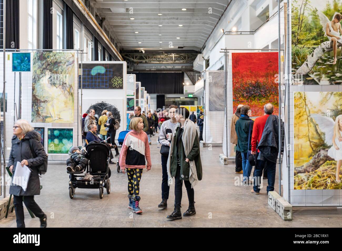 Persone all'evento di vendita dell'Unione dei pittori finlandesi nella fabbrica di cavi di Helsinki, Finlandia Foto Stock