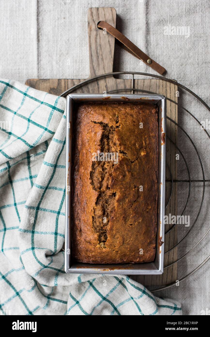 Pane di Banana di grano intero fresco seduto su un rack di raffreddamento. Foto Stock